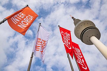 zwei Flaggen der INTERNORGA und zwei von Coca Cola und im Hintergrund ist der Fernsehturm zu sehen