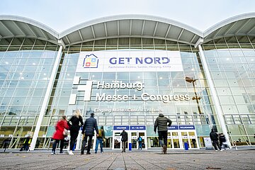 Haupteingang des Hamburg Messe und Congress Zentrums mit großem Banner zur Fachmesse GET NORD. Mehrere Personen bewegen sich auf den Eingang zu