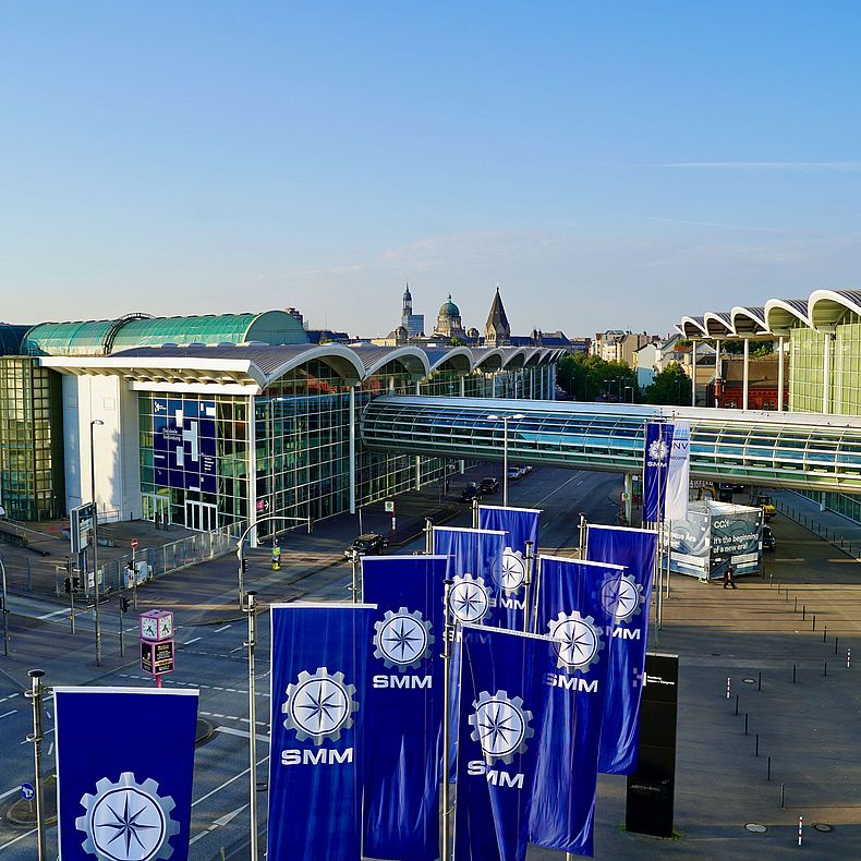 Hamburg Messe: Messeplatz zur Laufzeit der SMM mit Flaggen