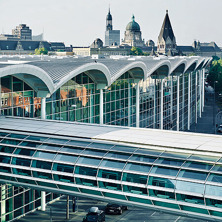 Hamburg Messe: Fassade und Skywalk mit Blick auf Hamburger Kirchen