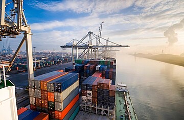 Containerhafen mit Schiff drauf