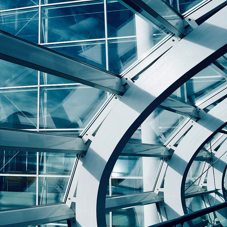 Hamburg Messe: Blick aus dem Skywalk auf die Fassade