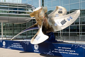 Schiffspropellerschraube vor dem Gebäude der Hamburg Messe und Congress im Rahmen der Weltleitmesse SMM