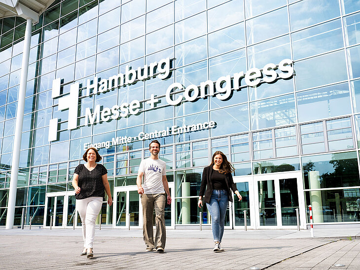 HMC-Mitarbeitende vor dem Eingang Mitte HMC-Mitarbeitende vor dem Eingang Mitte