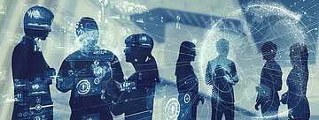 „Silhouetten von Menschen in einer futuristischen Umgebung mit holografischen und digitalen Elementen wie Diagrammen und Netzwerken – Symbol für moderne, vernetzte Kommunikation.“
