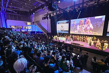 Tribünensystem bei der Polaris Convention 2022 / © Hamburg Messe und Congress / Rolf Otzipka.