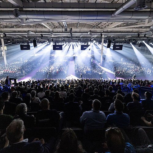 Blick in die Konferenz-Halle beim AWS-Summit 2025 Blick in die Konferenz-Halle beim AWS-Summit 2025