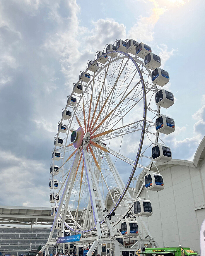 Riesenrad vor den Hamburger Messehallen beim AWS Summit 2025 Riesenrad vor den Hamburger Messehallen beim AWS Summit 2025