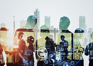 „Silhouetten von Menschen vor einer urbanen Kulisse mit überlagerten digitalen Symbolen wie E-Mail-Icons, Zahnrädern und Diagrammen – Darstellung von technologischer Vernetzung und moderner Zusammenarbeit in städtischer Umgebung.“
