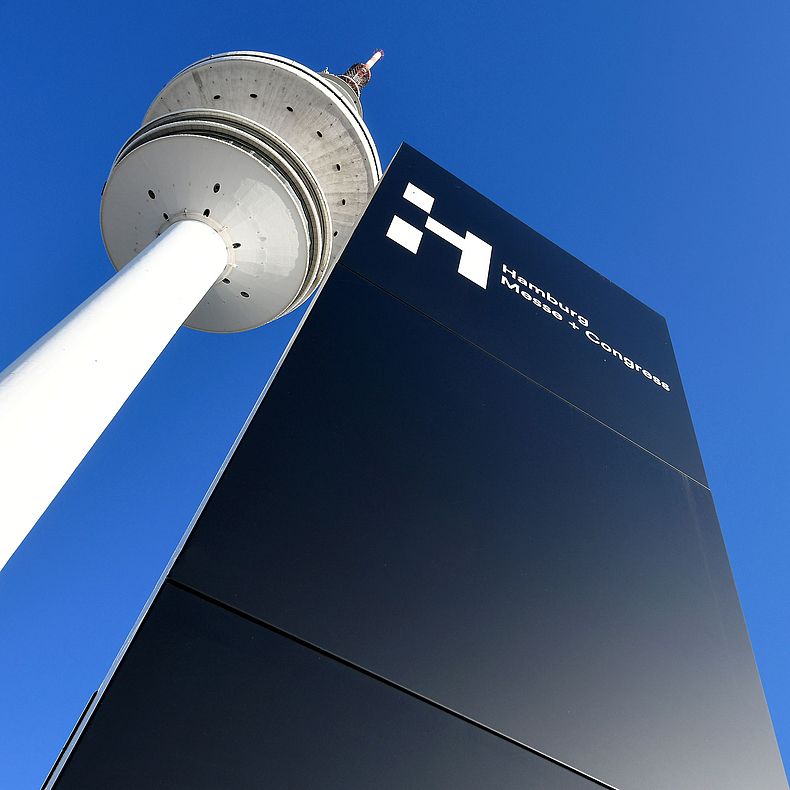 Hamburg Messe: Fernsehturm und Firmenschild am Messeplatz