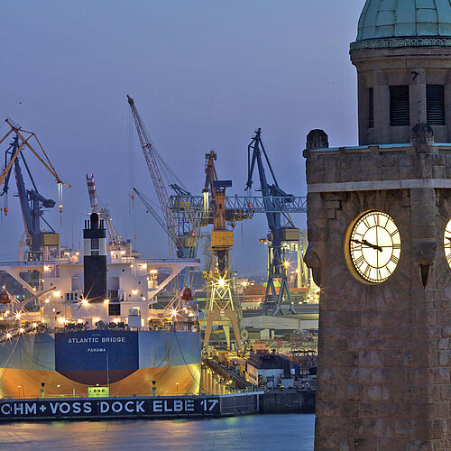 Hafen mit Landungsbrücken,  www.mediaserver.hamburg.de / Christian Spahrbier