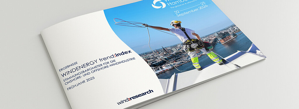 Titelseite der Broschüre „WindEnergy trend:index Spring 2025“ mit einem Windkrafttechniker über der Skyline von Hamburg und Hinweis auf die Messe WindEnergy Hamburg 2026.
