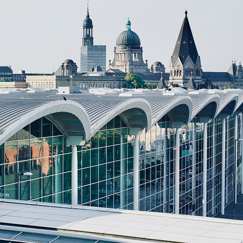 Hamburg Messe: Fassade, Skywalk und Blick auf Hamburger Kirchen