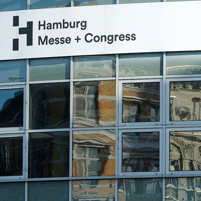 Hamburg Messe: Firmenschild an der Außenfassade