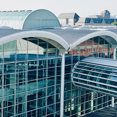 Hamburg Messe: Eingang Mitte und Skywalk (Messeplatz)