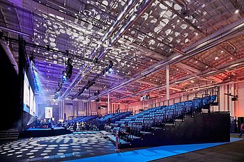 Tribünensystem bei der Polaris Convention 2022 / © Hamburg Messe und Congress / Rolf Otzipka.