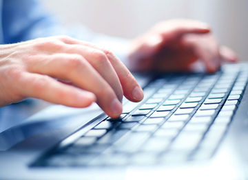 Stockphoto Keyboard Hände tippen in Laptop-Tastatur