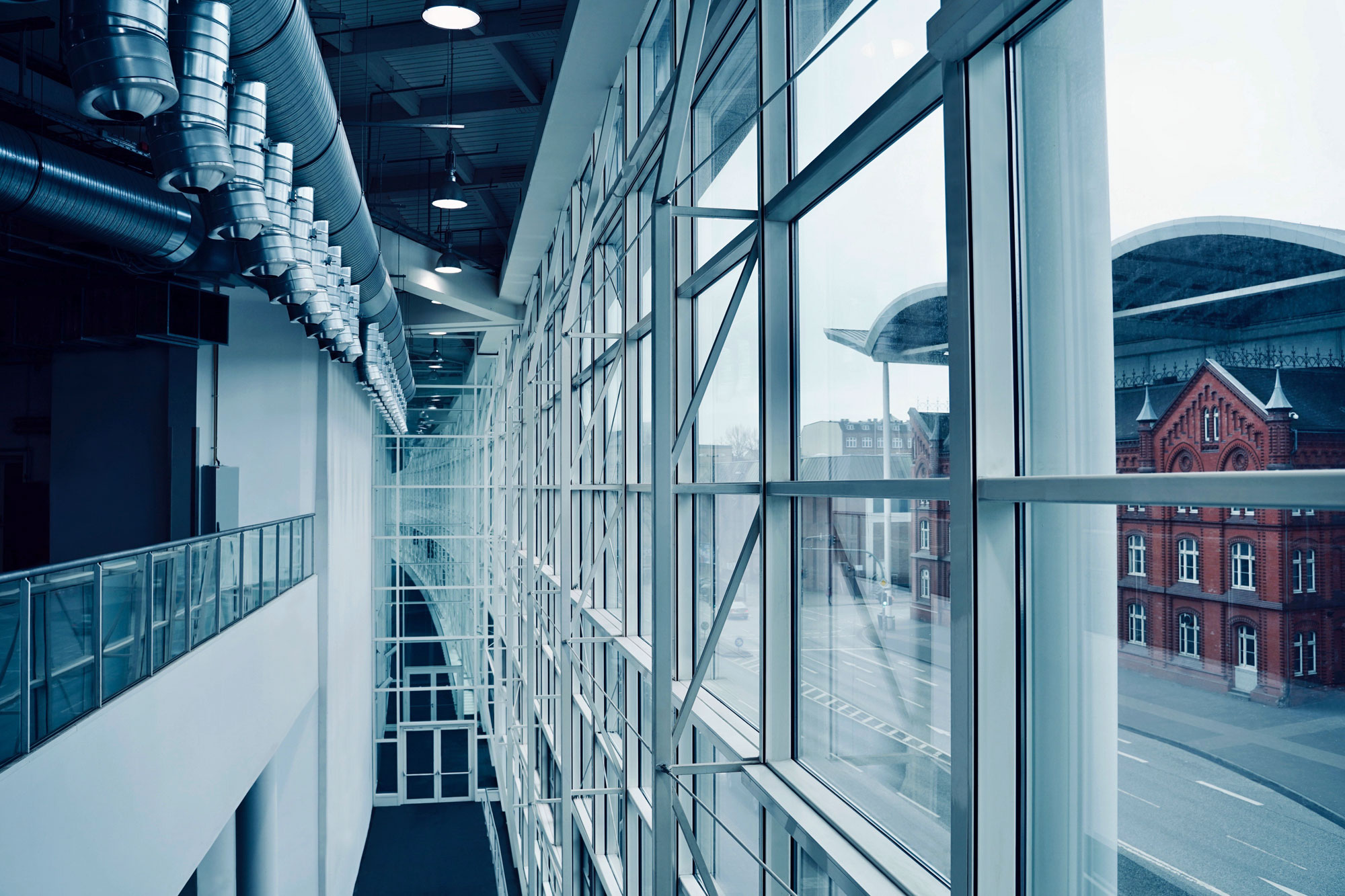 Hamburg Fair: Aisle between hall B6 and glass façade